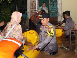 Bentuk Peduli ke Masyarakat, Kapolresta Bandarlampung Bantu Evakuasi Korban Banjir