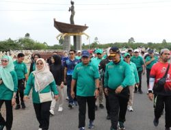 Pj. Gubernur Samsudin dan Ibu Maidawati Ikuti Jalan Sehat Harhubnas 2024