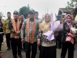 Pj.Gubernur Samsudin Bersama Ibu Maidawati Resmikan Gedung Baru Poskesdes Tanher Jaya dan Panen Melon Hasil Budi Daya KWT di Tanggamus