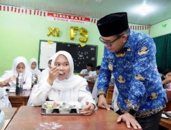 Pj. Gubernur Lampung Tinjau Program Makan Bergizi Gratis di Bandar Lampung