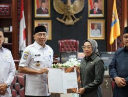 Gubernur Mirza Serahkan Surat Pelaksana Tugas Bupati Way Kanan Kepada Wakil Bupati Way Kanan Ayu Asalasiyah