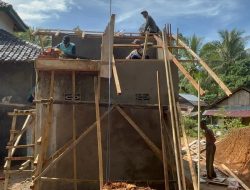 TNI dan Warga Antusias Bangun MCK Masjid di Hari ke-12 TMMD ke-124