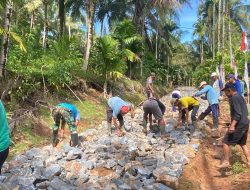 TNI dan Warga Kompak Pecah Batu Bangun Jalan di Pekon Pemerihan