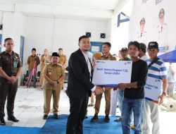 BRI Kanca Liwa Serahkan CSR Pembangunan Gapura dan Tenda UMKM