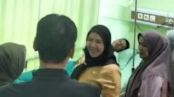 Eva Dwiana Besuk Pegawai BPBD, Beri Bantuan dan Umroh