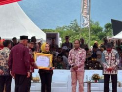 Gubernur Lampung Terima Penghargaan Dari Mentan RI Pada Penutupan Penas Tani Nelayan XVI