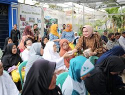 Ibu Riana Sari Arinal Bagikan Bantuan Sembako di Kota Metro