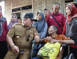 Gubernur Arinal Berikan Bantuan Kursi Roda Warga Lansia di Kecamatan Batanghari Nuban Lampung Timur