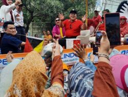 Gubernur Arinal Djunaidi dan Riana Sari Menyapa Warga Dalam Pawai Kendaraan Hias