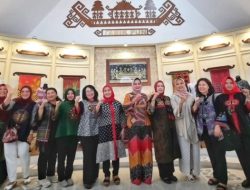 Riana Sari Ajak Rombongan Dharma Wanita Ditjen SDA Kementerian PUPR Belanja di Dekranasda