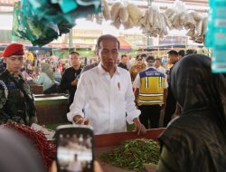 Gubernur Arinal Dampingi Presiden RI Joko Widodo Cek Harga Komoditas Pangan di Pasar Baru Rumbia