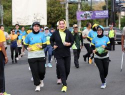 Sekdaprov Fahrizal dan Ketua TP PKK Ibu Riana Sari Arinal Lepas Peserta Lampung Half Marathon 2023