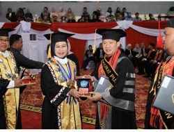 Meski Sibuk Sebagai ASN, Bukan Penghalang Kepala BPKAD Lampung Jadi Wisudawan Terbaik Unila