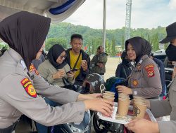 Polisi di Bandar Lampung Bagikan Air Mineral dan Kopi Ke Pemudik