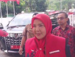 Eva Dwiana Mejeng ke PDIP Lampung Pakai Mobil Dinas