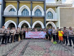 Jelang Hari Bhayangkara Ke 78, Polisi di Bandar Lampung Bersih – bersih Masjid