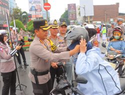 Kapolresta Bandar Lampung Berikan Reward Bagi Pengendara Tertib