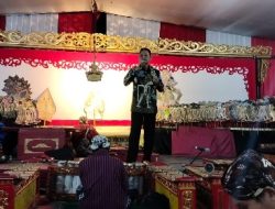 Cabup Pringsewu Adi Erlansyah Hadiri Pagelaran Wayang Kulit dan Bagikan Doorprize