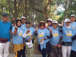 Care free day, Relawan Matahari membagikan kaos dan topi Mirza-Jihan.