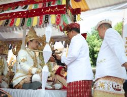 Pj. Gubernur Samsudin dan Ibu Maidawati Menghadiri Acara Begawi Agung Marga Balau, dalam Pernikahan Putra Sulung Komjen Pol.Tomsi Tohir Balaw