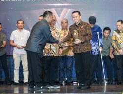 Pj Gubernur Sumut Agus Fatoni Terima Anugerah Sahabat Pers Award dari SPS Sumut