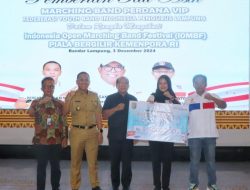 Pj. Gubernur Lampung Serahkan Penghargaan Kepada Marching Band FYBI, Juara Umum IOMBF 2024