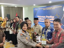 Pj. Gubernur Samsudin Berikan Penghargaan Tiga OPD Pemprov Lampung Peraih Website Terbaik 