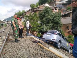 Babinsa Yusa Bantu Korban Pasca Banjir di Way Lunik
