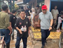 Andika Tinjau Banjir dan Salurkan Bantuan di Panjang