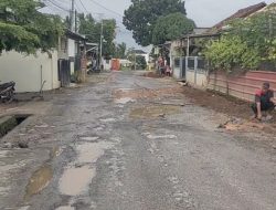 Jalan Rusak, Warga Tirtaria Way Kandis Gotong Royong Lakukan Perbaikan