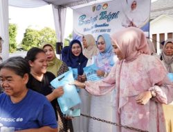 Antusiasme Warga Warnai Kegiatan Berbagi Takjil PKK dan DWP Provinsi Lampung