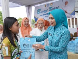 Ramadan Penuh Kepedulian, TP PKK dan DWP Provinsi Lampung Kembali Bagikan Takjil di Depan Mahan Agung