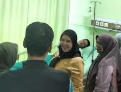 Eva Dwiana Besuk Pegawai BPBD, Beri Bantuan dan Umroh